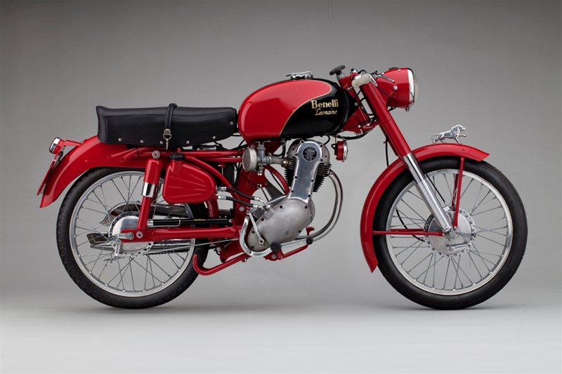 Старинный мотоцикл Benelli Leoncino